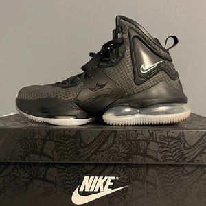 Lebron XIX Size 5.5 Youth